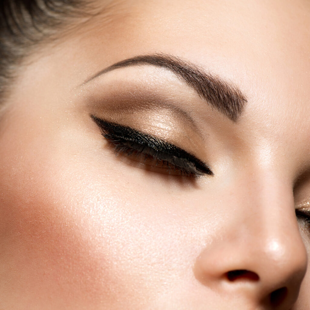 アートメイクを受けた女性