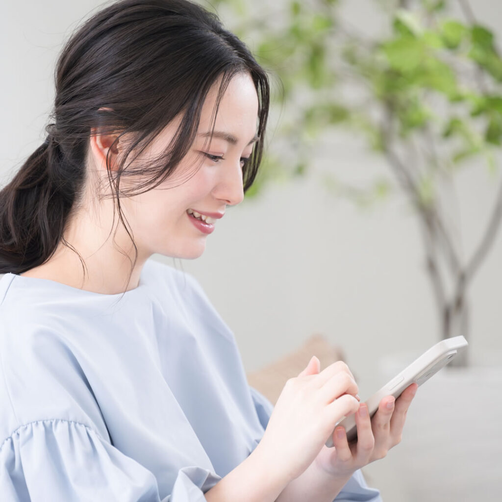 スマホで内科の口コミを確認している女性