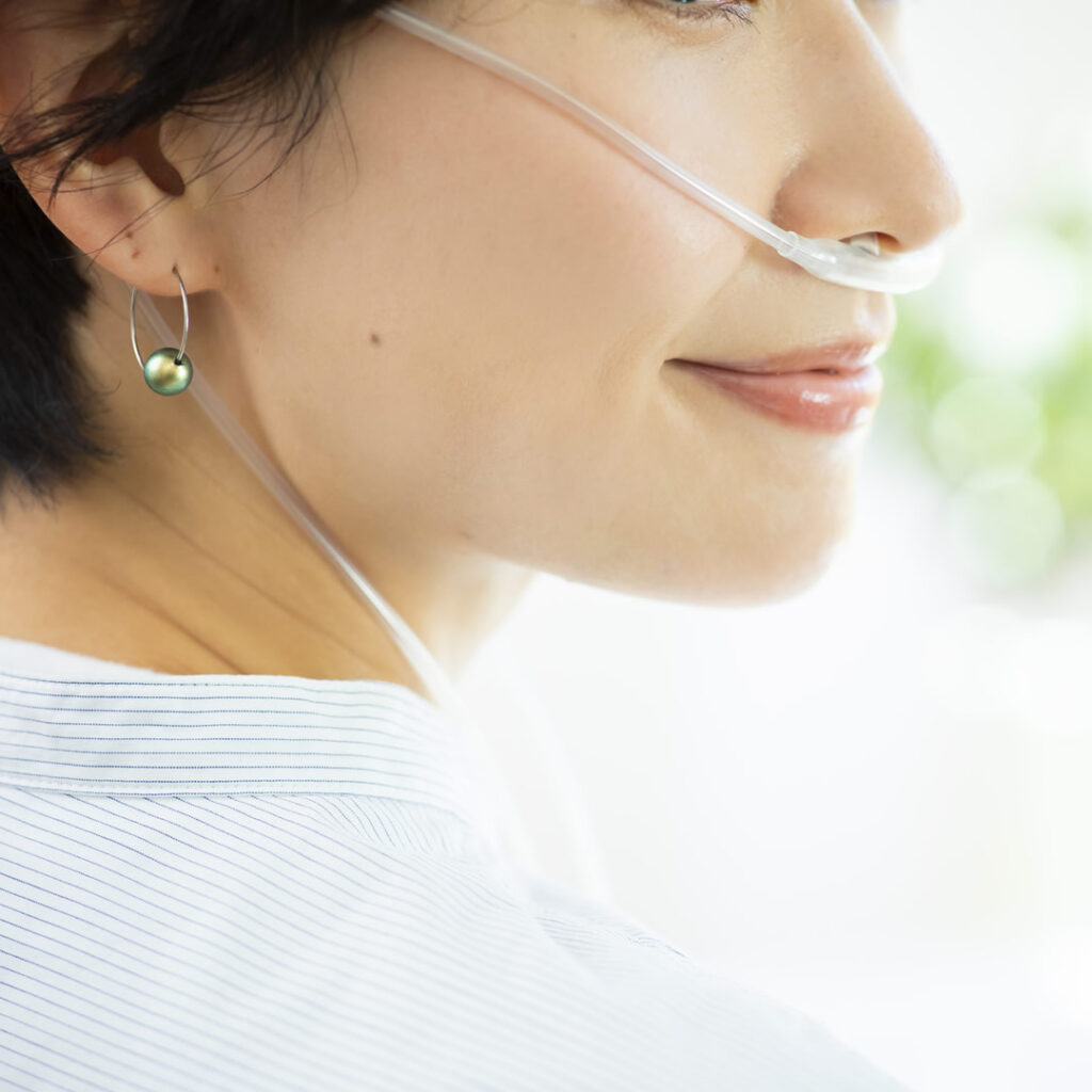 薬院天神南で水素を吸っている女性のイメージ