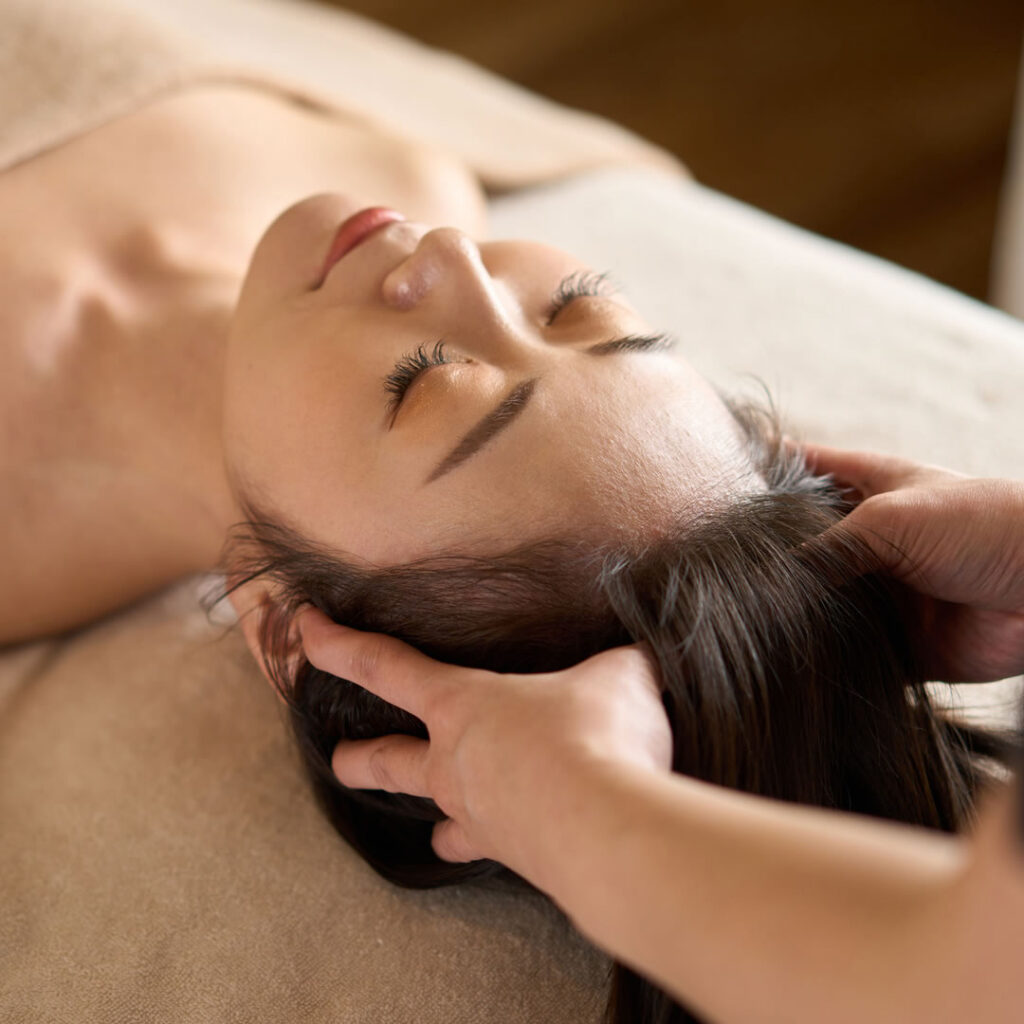 頭皮マッサージをしているところ